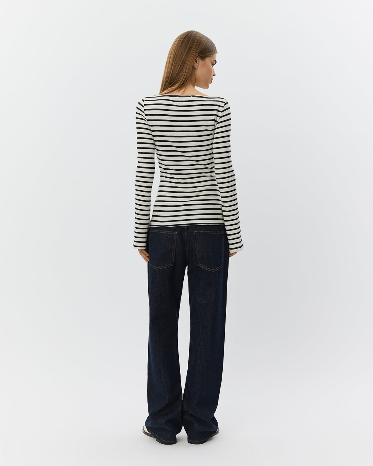 Sofie Schnoor WOMEN CECESW LANGÆRMET T-SHIRT MED BÅD UDSKÆRING T-shirt lang ærmet 0139 White Black striped