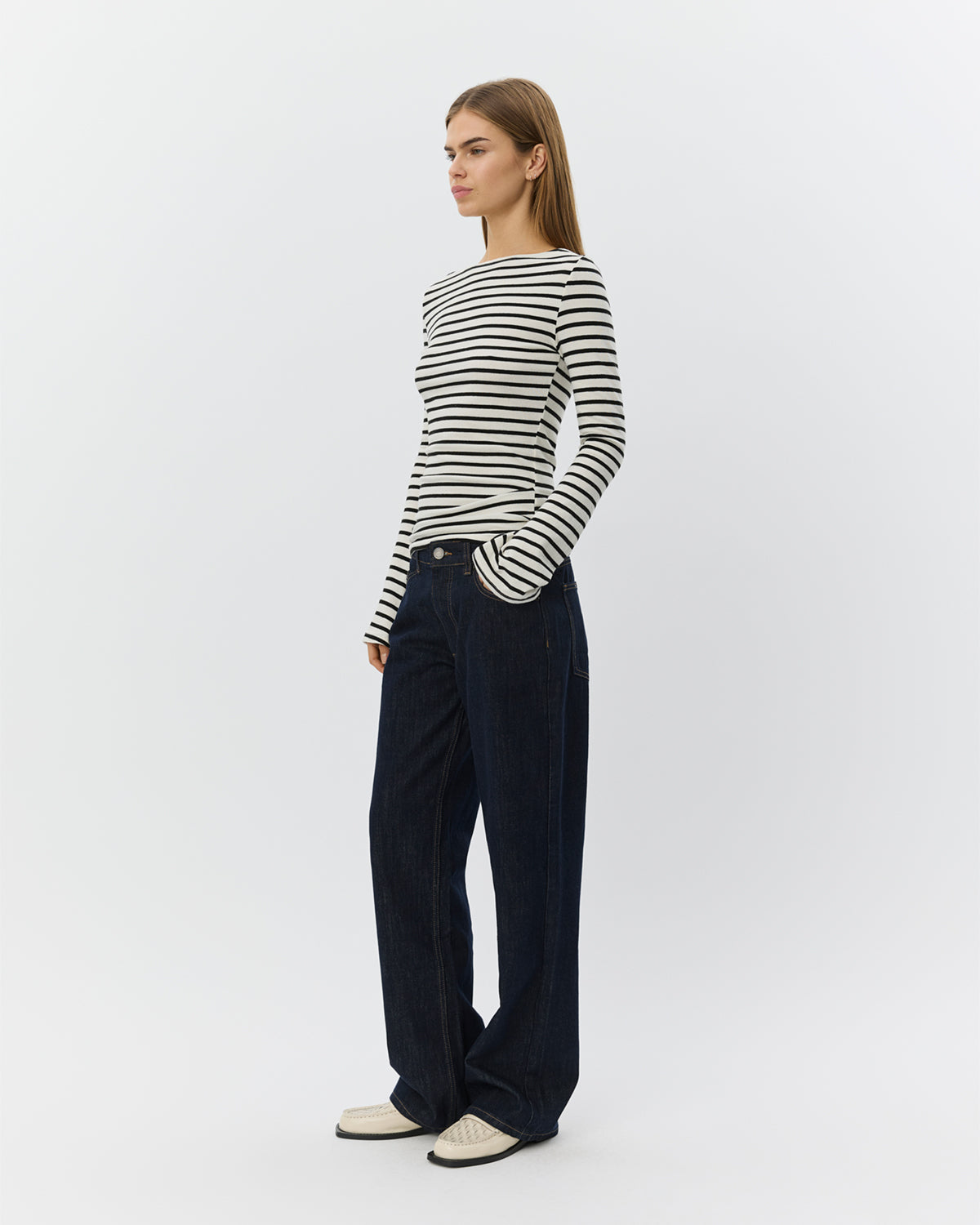 Sofie Schnoor WOMEN CECESW LANGÆRMET T-SHIRT MED BÅD UDSKÆRING T-shirt lang ærmet 0139 White Black striped