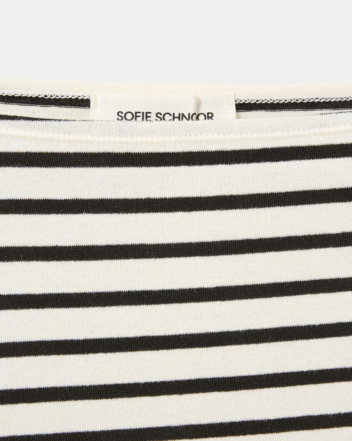 Sofie Schnoor WOMEN CECESW LANGÆRMET T-SHIRT MED BÅD UDSKÆRING T-shirt lang ærmet 0139 White Black striped