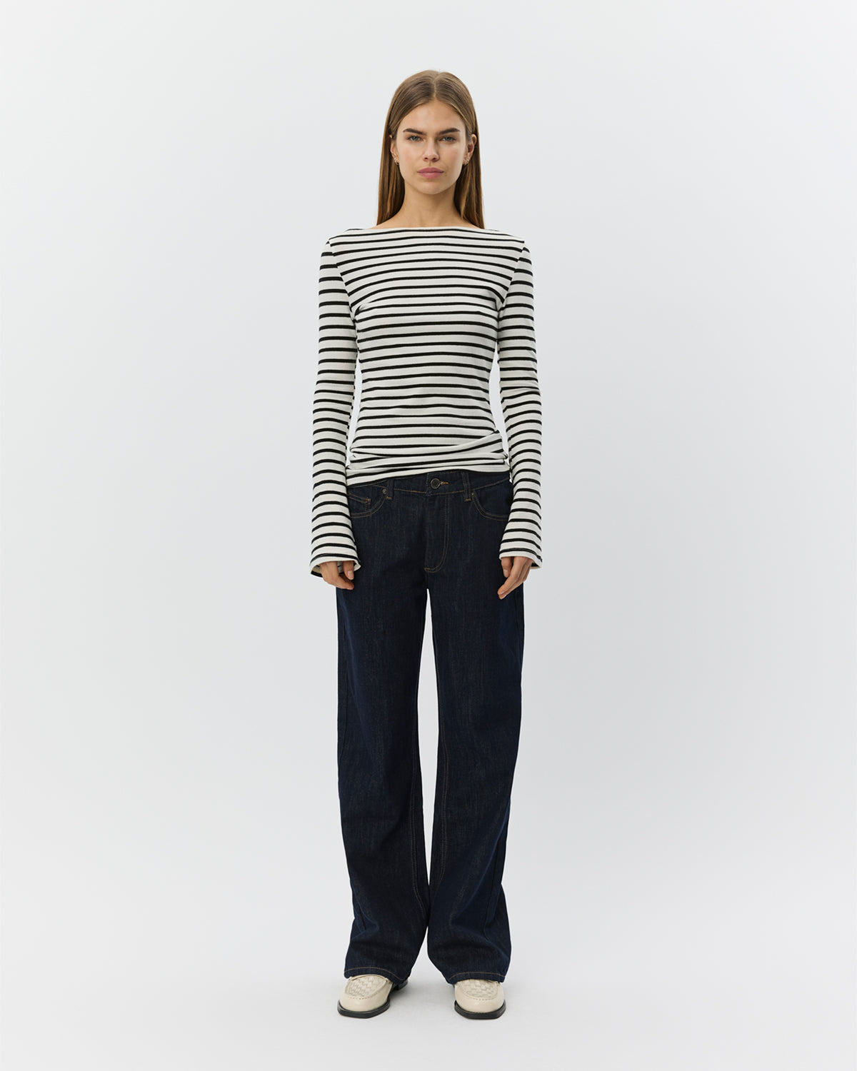 Sofie Schnoor WOMEN CECESW LANGÆRMET T-SHIRT MED BÅD UDSKÆRING T-shirt lang ærmet 0139 White Black striped