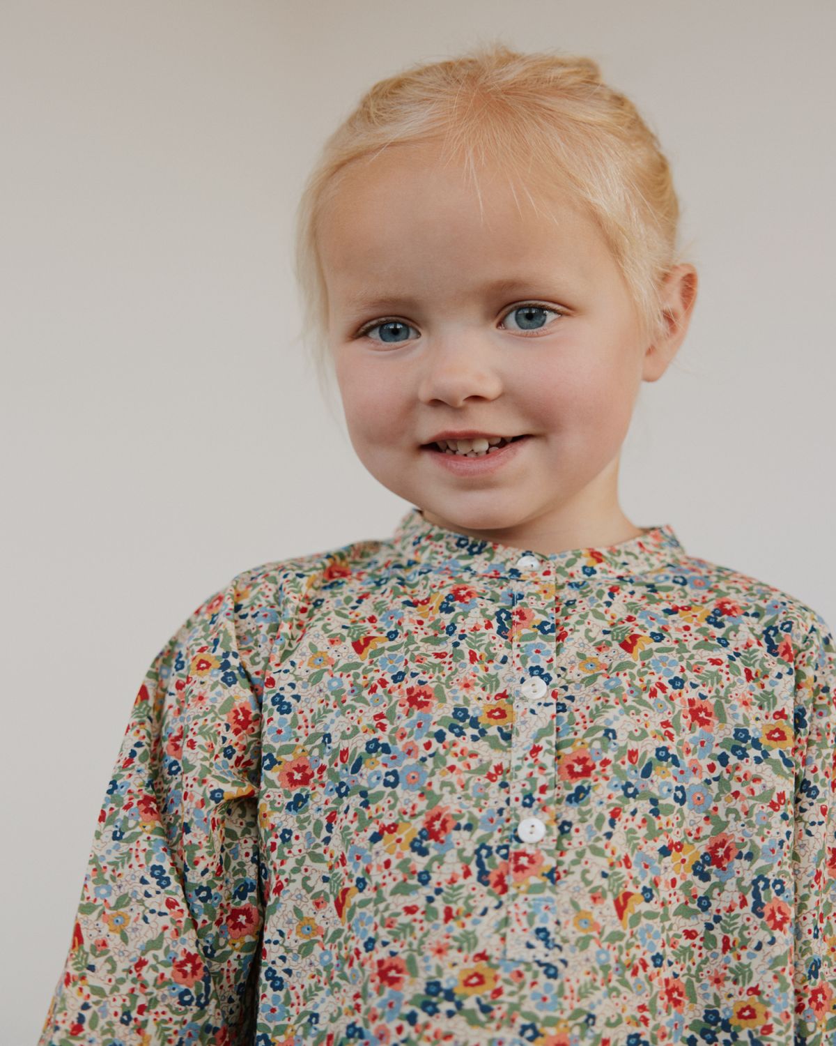 Sofie Schnoor KIDS INDICASK KJOLE Kjole 9092 AOP Flower